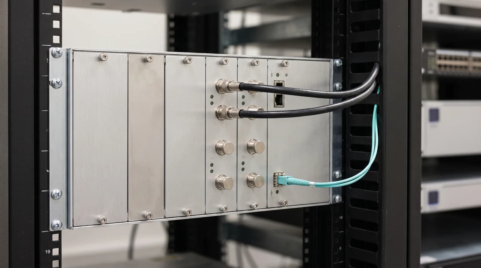 Rack-mounted modular radio-distribution equipment with coax and optical connections